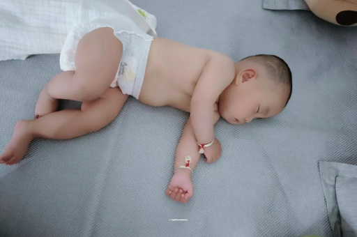 厦门三个月宝宝抬头不稳